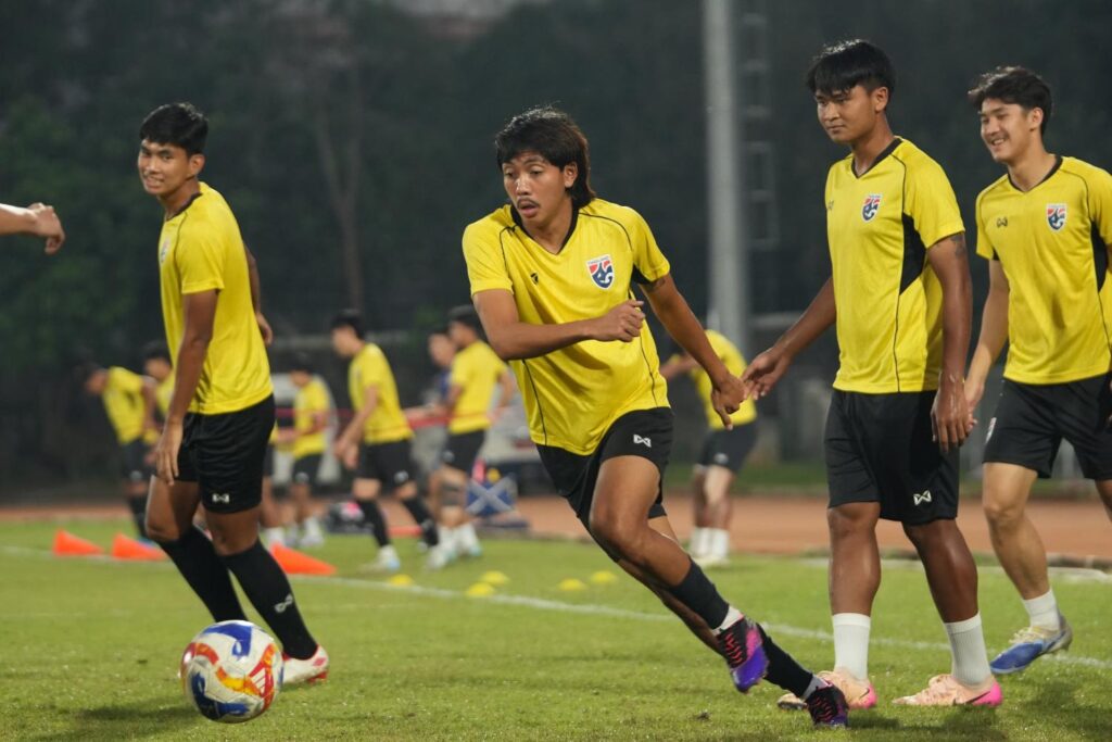 ทีมชาติไทย ซ้อมครั้งแรก เตรียมอุ่นเครื่อง สิงคโปร์–ศรีลังกา “ธีราทร–ชินภัทร์” พร้อมลุย